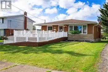 37 BOWDEN Street, Fort Erie (332 - Central), Ontario L2A2P5, 2 Bedrooms Bedrooms, ,2 BathroomsBathrooms,All Houses,For Sale,BOWDEN,X9412274