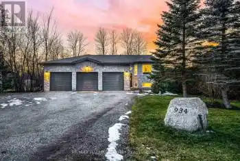 934 Corner Ave, Innisfil, Ontario L0L 1W0, 2 Bedrooms Bedrooms, 5 Rooms Rooms,3 BathroomsBathrooms,All Houses,Sold,Corner,N9400510