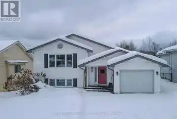 19 Cairns Crescent, Huntsville (Chaffey), Ontario P1H1Y3, 2 Bedrooms Bedrooms, ,2 BathroomsBathrooms,All Houses,For Sale,Cairns,X11890264